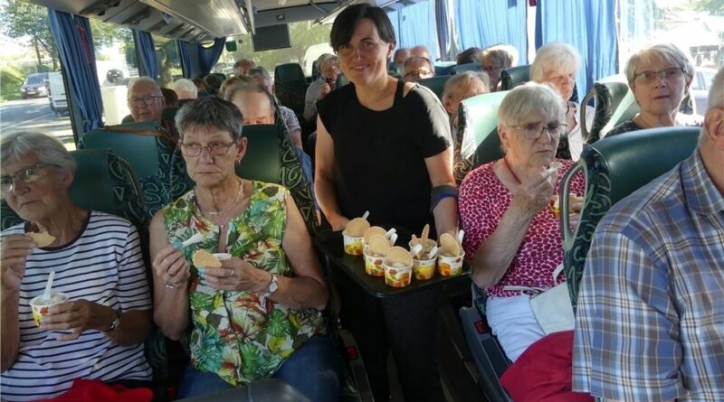 60 Senioren entdecken die Gemeinde per Bus